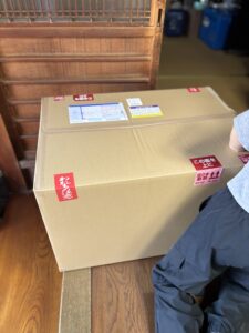 特大の段ボールで届く