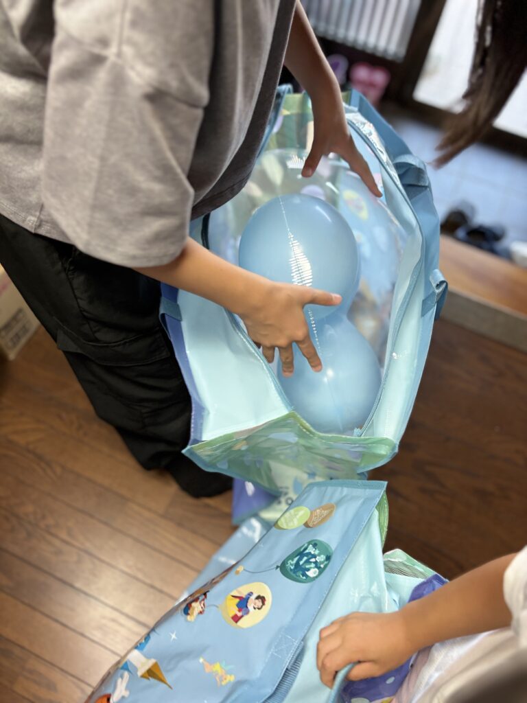 ショッピングバックに入れて届いた風船ブルー