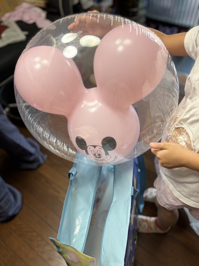 ショッピングバックに入れて届いた風船ピンク